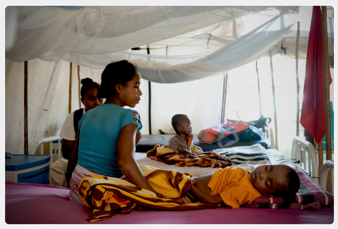 蘇娜麗（Soanary）的4歲兒子同時患有營養不良及瘧疾，看見兒子情況越來越差，她背著兒子，徒步4小時，攀山涉水，來到無國界醫生支援的診所求醫。