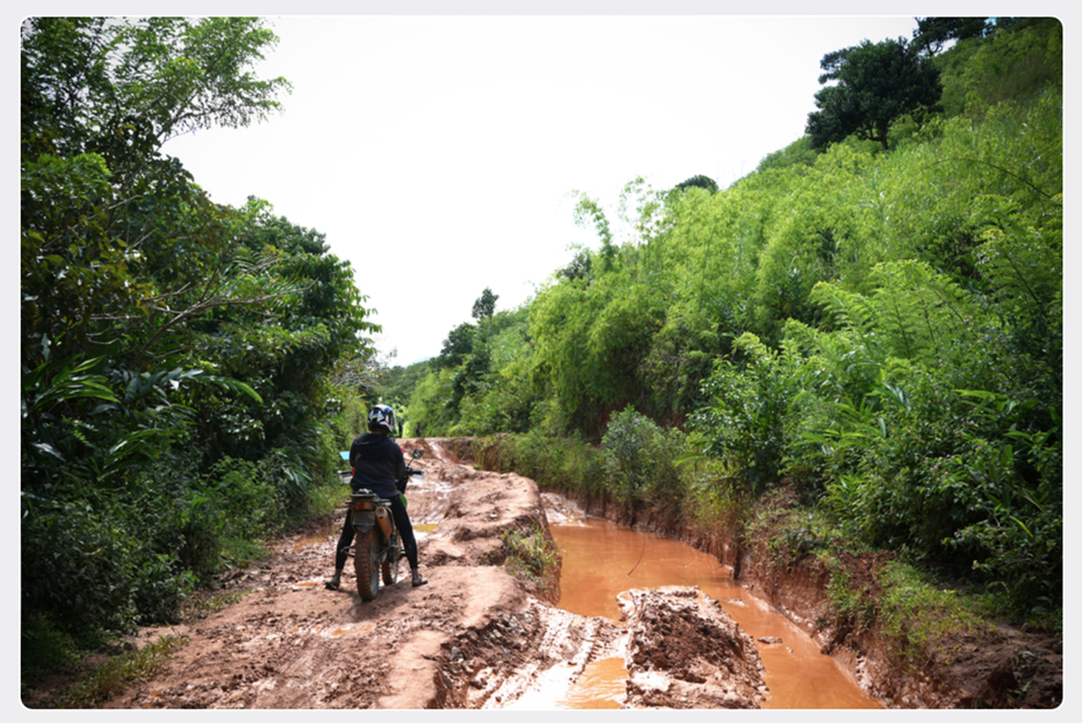 每逢風季雨季，馬達加斯加很多道路滿佈泥濘，路況惡劣，阻礙求醫之路。